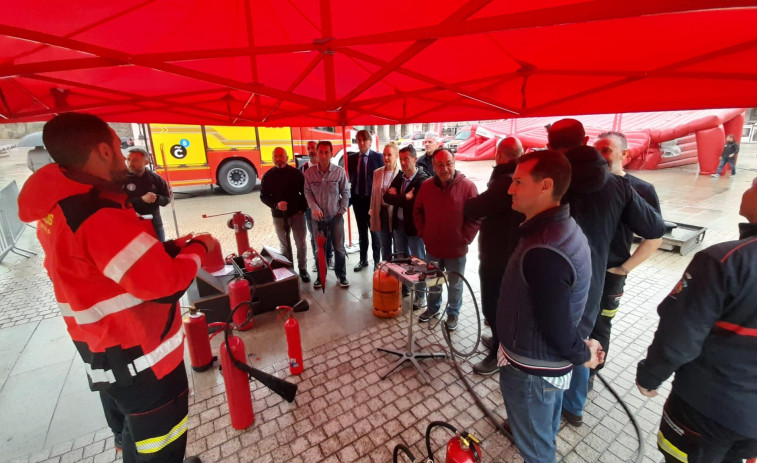 La prevención vuelve a ocupar la plaza de María Pita de la mano de los bomberos