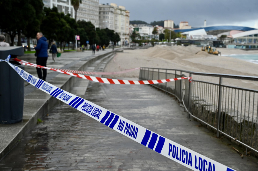 Las autoridades aconsejan precaución ante  la alerta roja que azotará la costa coruñesa