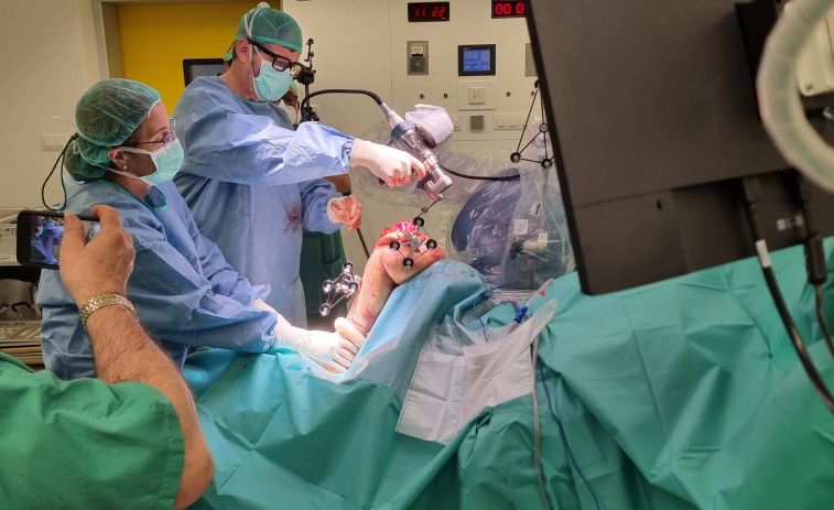 El Chuac implanta por primera vez una prótesis de rodilla con cirugía robótica