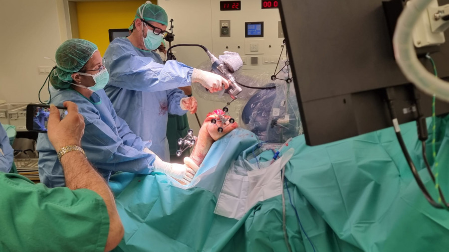 El Chuac implanta por primera vez una prótesis de rodilla con cirugía robótica