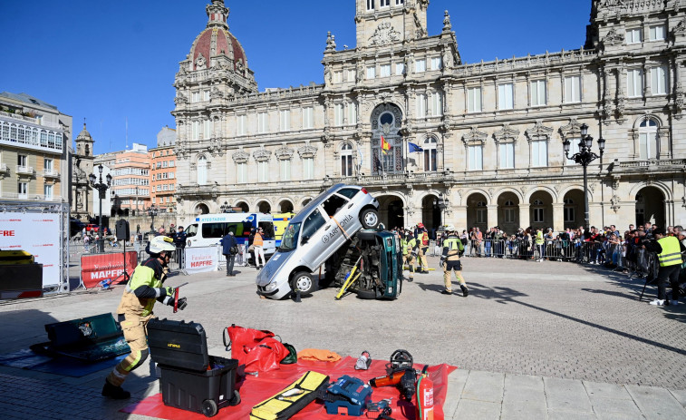 Los Bomberos protagonizan un didáctico simulacro muy real en María Pita