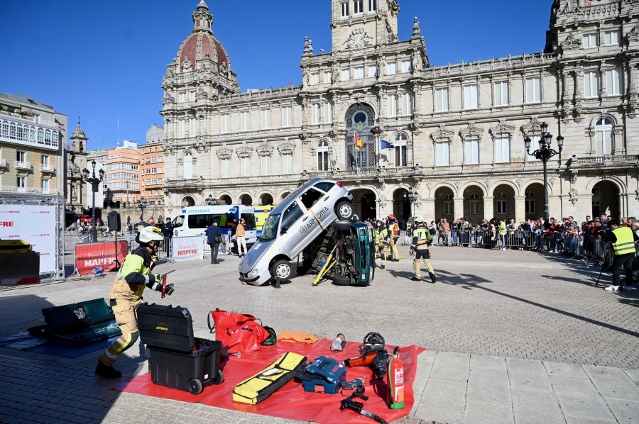 Los Bomberos protagonizan un didáctico simulacro muy real en María Pita