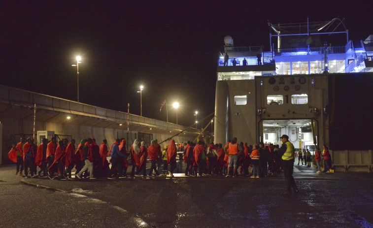 Llega a Canarias un cayuco con 320 personas, récord histórico