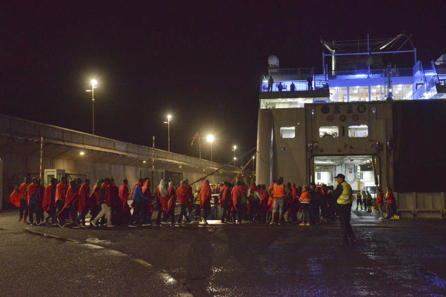 Llega a Canarias un cayuco con 320 personas, récord histórico