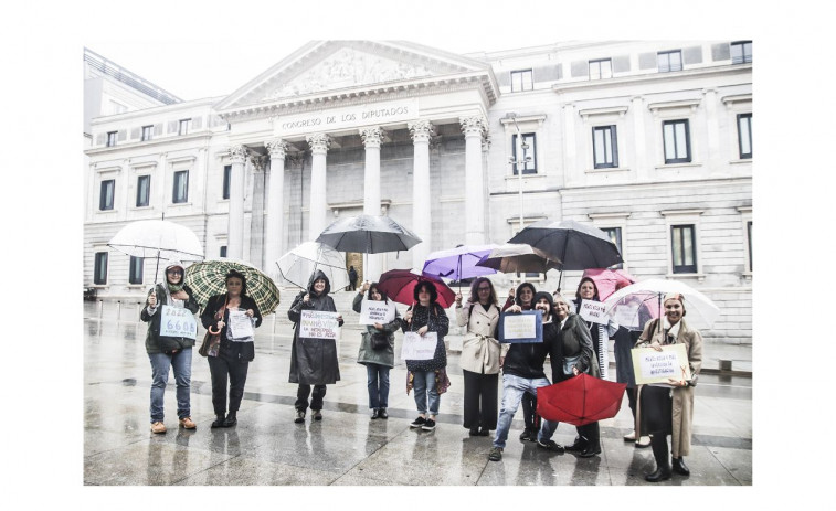 Mujeres pacientes y enfermas de cáncer de mama se concentran frente del Congreso de los Diputados