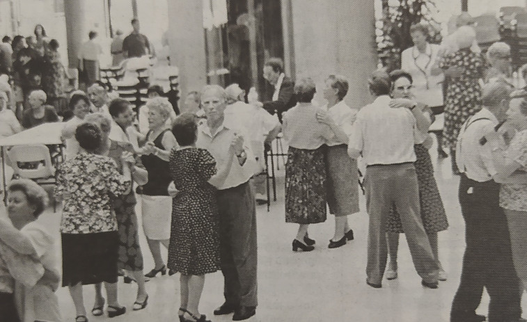 Hace 25 años | El Ayuntamiento paga las vacaciones a 250 abuelos y la boda del año