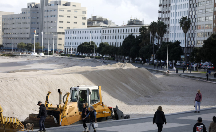 Los operarios vuelven a levantar la duna de Riazor, que afronta hoy una nueva alerta naranja