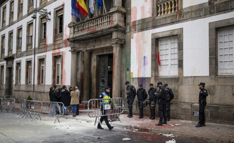 Varios heridos en una carga policial en la protesta de bomberos en Ourense