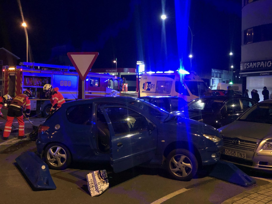 Una colisión en Pocomaco se lleva por delante varios vehículos estacionados