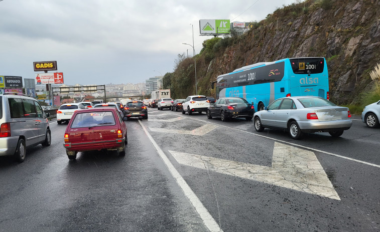 Colas kilométricas a la entrada de A Coruña por un accidente en Alfonso Molina