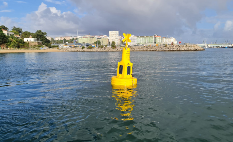 Una boya inteligente controla la calidad del agua en la playa coruñesa de Oza