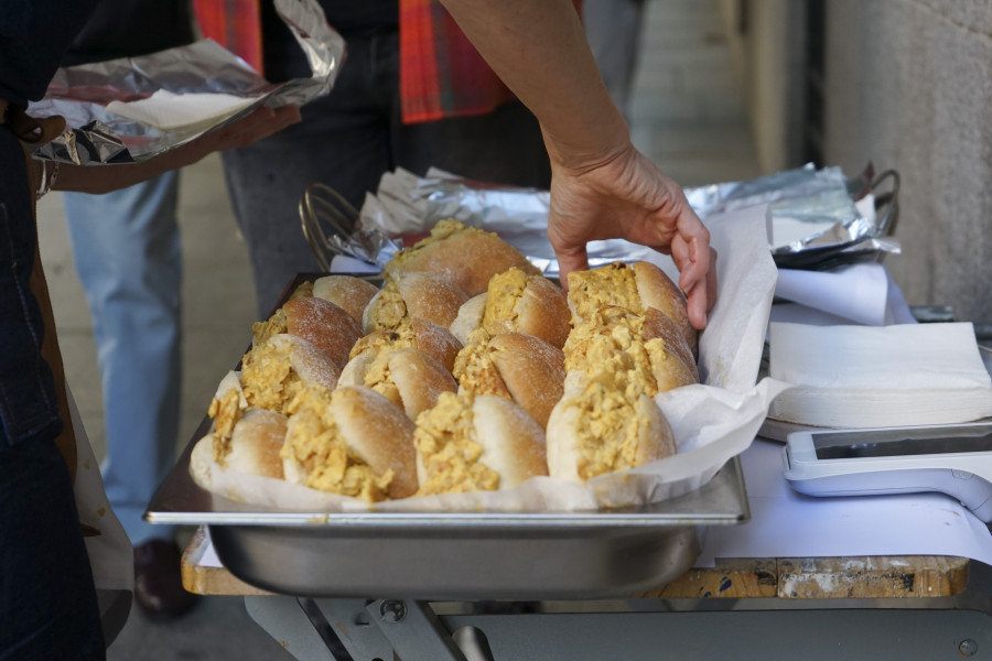 La alta cocina baja a la calle: largas colas para probar el mollete de tortilla que "vuela" en Madrid