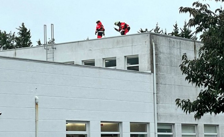 Los Bomberos de A Coruña solucionan unas filtraciones en un tejado de O Castrillón