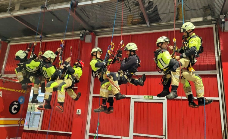 Los Bomberos de A Coruña se forman para realizar rescates en altura