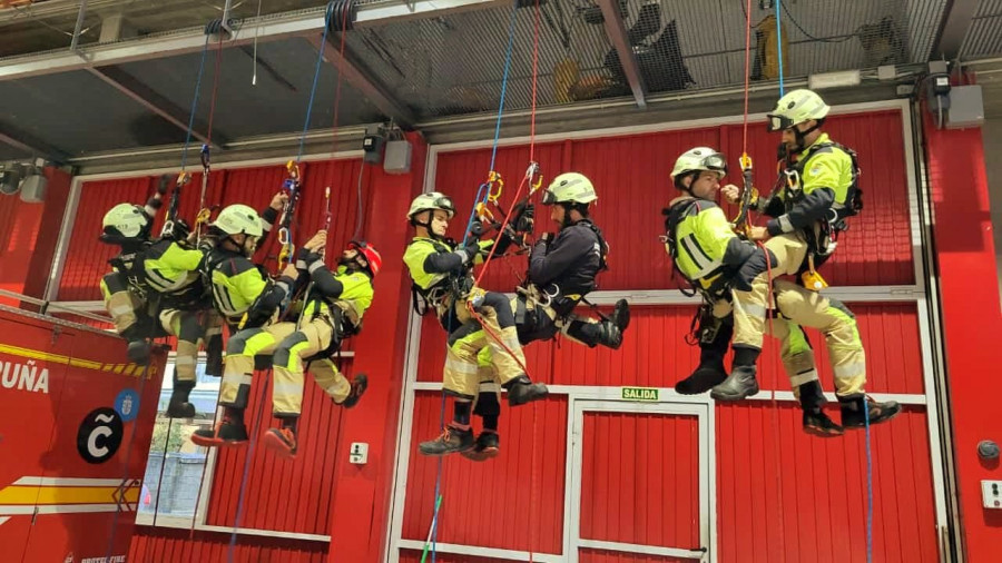 Los Bomberos de A Coruña se forman para realizar rescates en altura