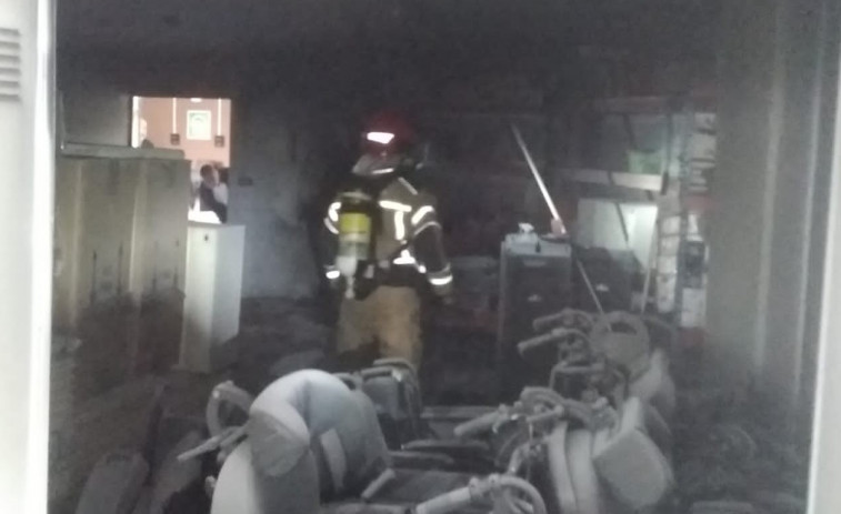 Los bomberos apagan un incendio en la residencia Clece Vitam de Bastiagueiro