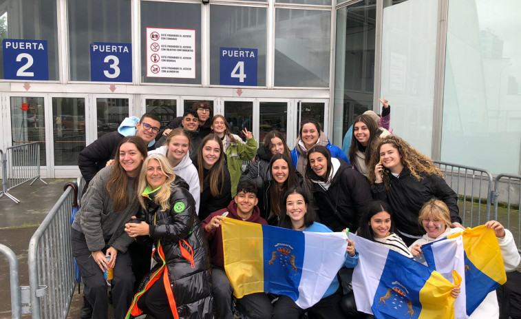 Más de un centenar de fans esperan a Quevedo a las puertas del Coliseum de A Coruña