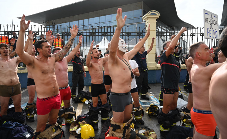 Trescientos bomberos muestran la ‘desnudez’ de su salario con una sonora protesta por las calles del centro