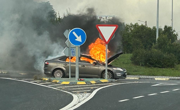 Arde un vehículo en la rotonda de A Zapateira de la Tercera Ronda