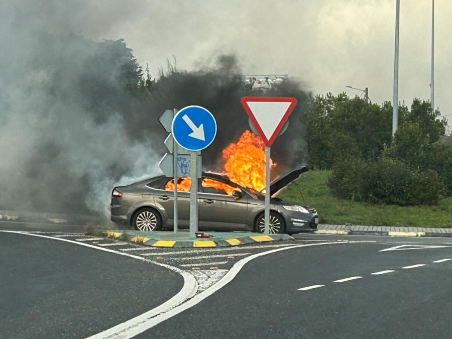 Arde un vehículo en la rotonda de A Zapateira de la Tercera Ronda