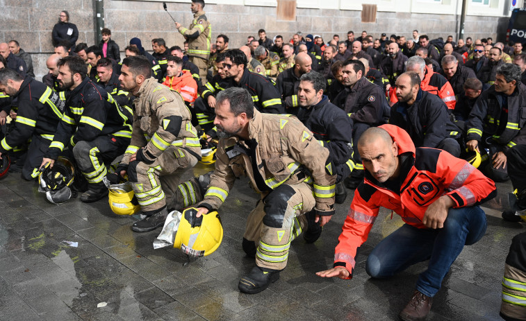 Los bomberos de los parques comarcales de Galicia mantienen la huelga