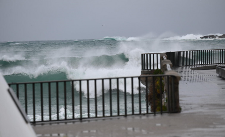 El temporal obliga a cerrar al tráfico el Paseo Marítimo