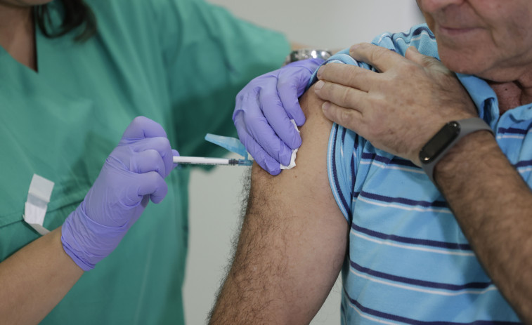 Galicia contabiliza ya casi 770.000 vacunados contra la gripe, que estará disponible en hospitales hasta el 18 de enero