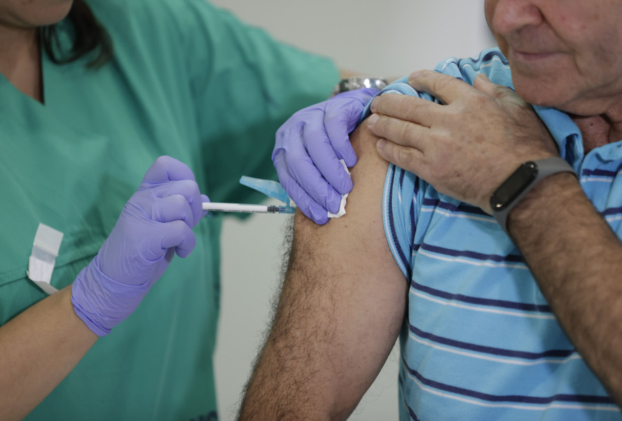 Sanidad llama a la vacunación de gripe y covid ante el aumento de los ingresos