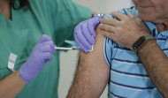 Sanidad llama a la vacunación de gripe y covid ante el aumento de los ingresos