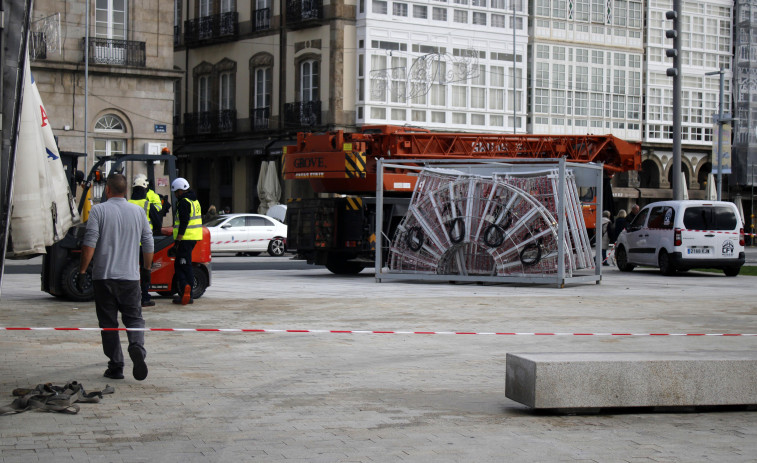 Comienza la instalación de la bola de Navidad en La Marina de A Coruña