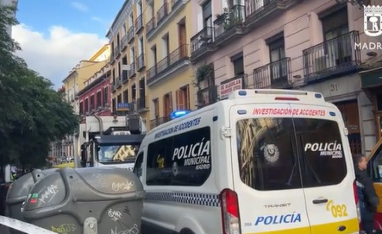 Muere un hombre arrollado por un camión de la basura en pleno centro de Madrid