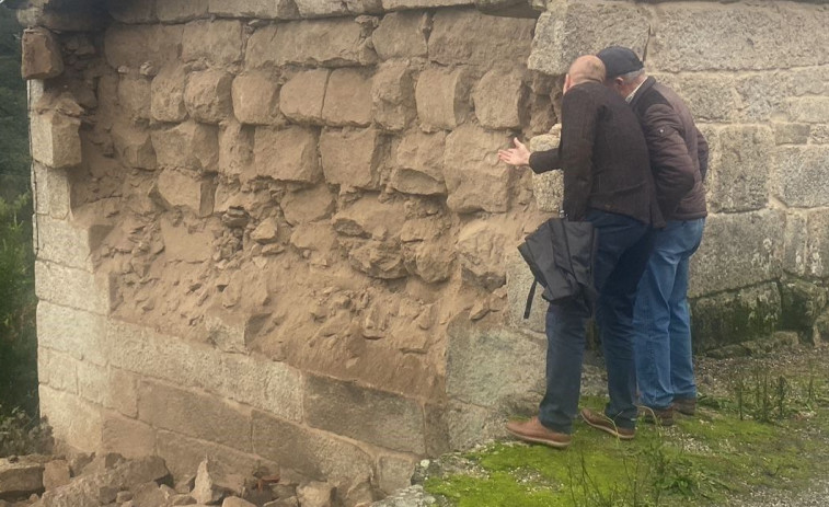 Las lluvias causan el derrumbe de parte de la capilla de San Roque de Boborás