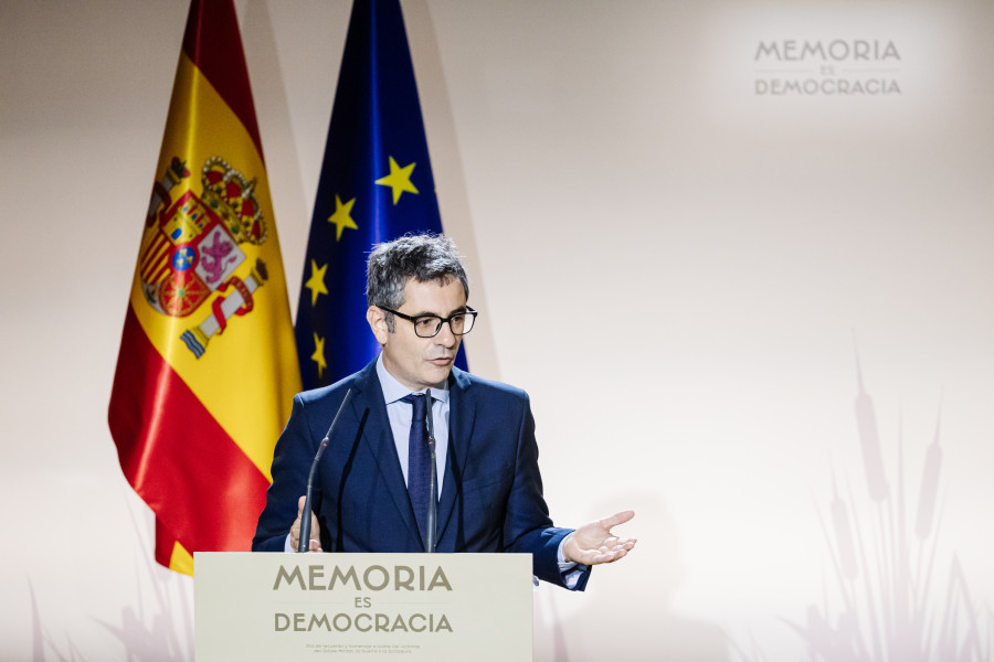 El Gobierno guarda silencio sobre la foto del número 3 del PSOE con Puigdemont