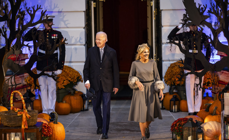 Una Jill Biden disfrazada de gata da libros a los niños por Halloween