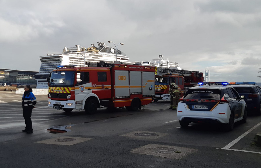 El puerto de A Coruña acoge un simulacro de evacuación por maleta bomba