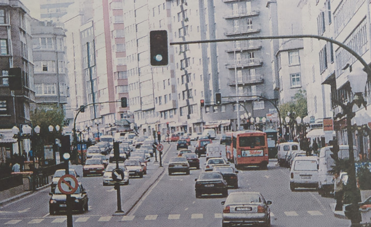 Hace 25 años | Ocho millones de coches en la ronda de Outeiro y Rajoy peregrino