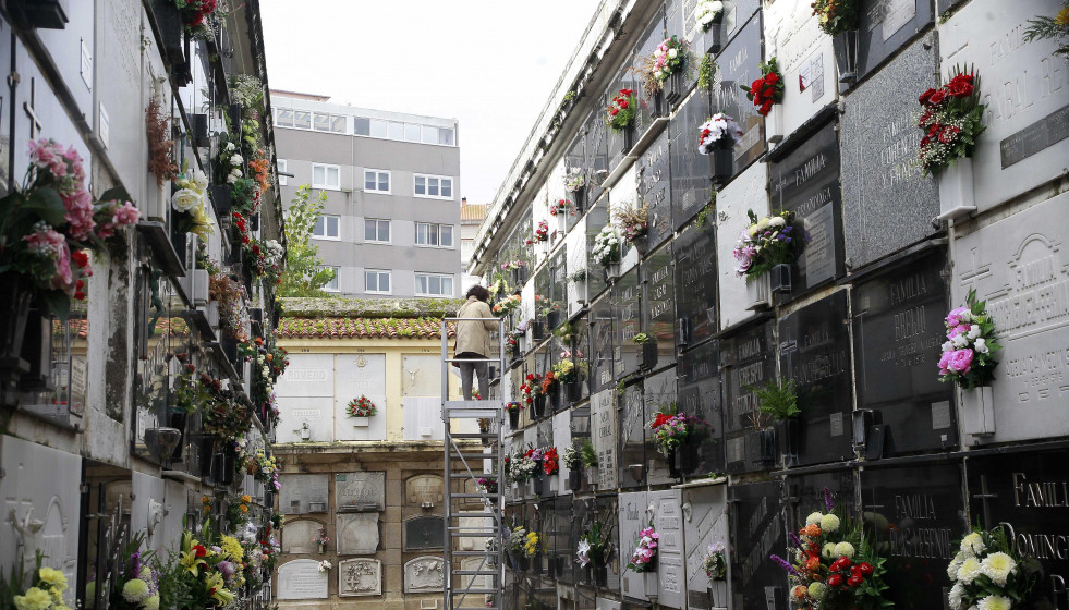 Los coruñeses visitan los cementerios en el Día de Todos los Santos @Quintana (40)