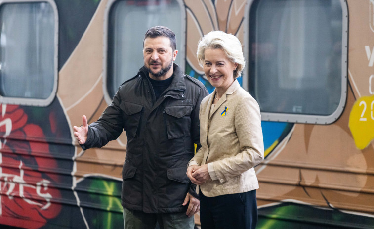 Zelenski recibe a Von der Leyen en la estación de trenes de Kiev