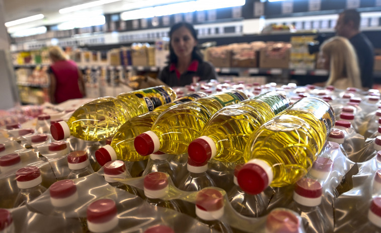 Detenidos cinco vecinos de Arteixo por robar 250 botellas de aceite en supermercados de León