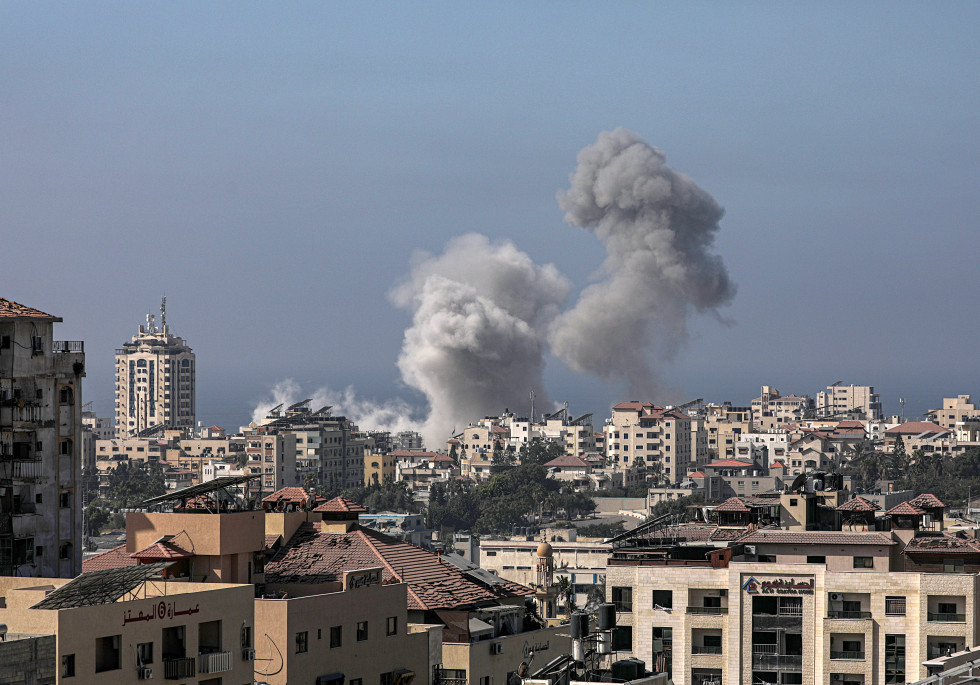 Columnas de humo en el norte de Gaza tras ataques israelíes