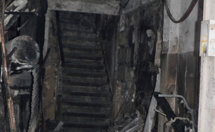 Decenas de personas denuncian en Vigo el olvido del trágico incendio en el que murieron tres niños y su madre