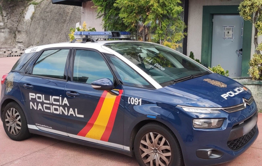 La Policía Nacional rescata a un bebé encerrado en un coche en A Coruña
