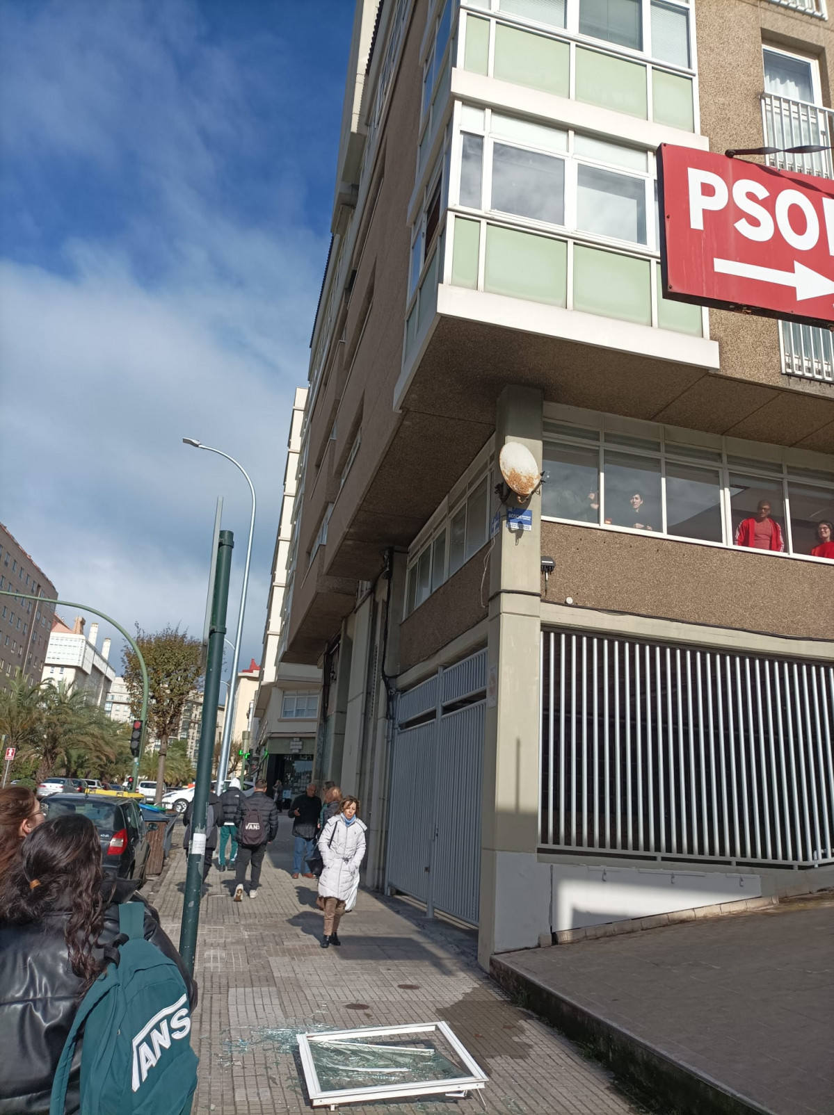 Cae una ventana en Zalaeta junto al PSOE