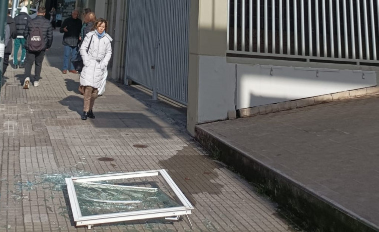 Cae un ventanal en plena calle de Zalaeta a la altura del PSOE coruñés