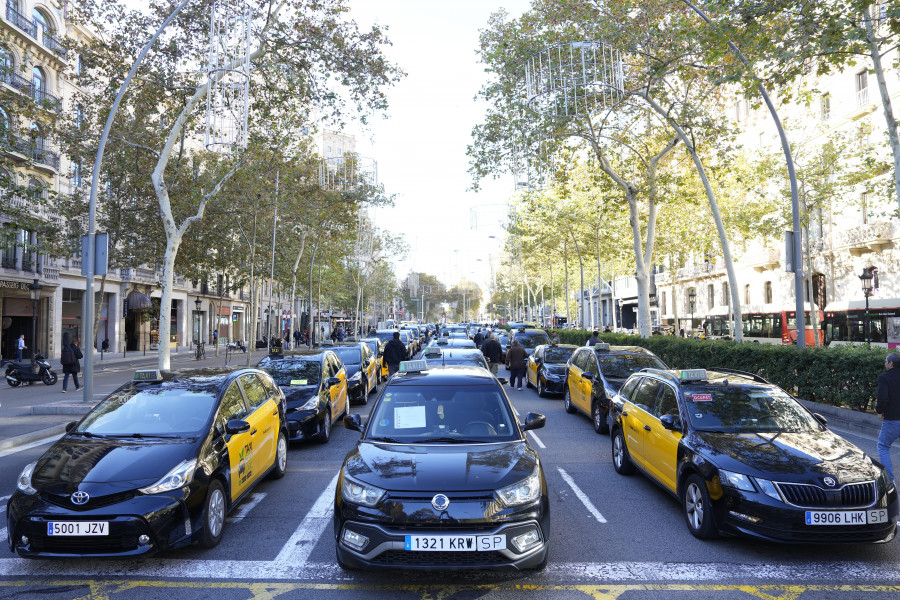 Los taxistas de Barcelona desfilan con una marcha lenta por la muerte de un compañero