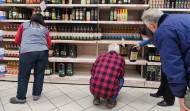 Facua denuncia en la CNMC a ocho supermercados por un posible pacto de precios en el aceite de oliva