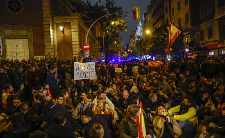 Unas 1.500 personas participan en la concentración contra la amnistía ante sede del PSOE