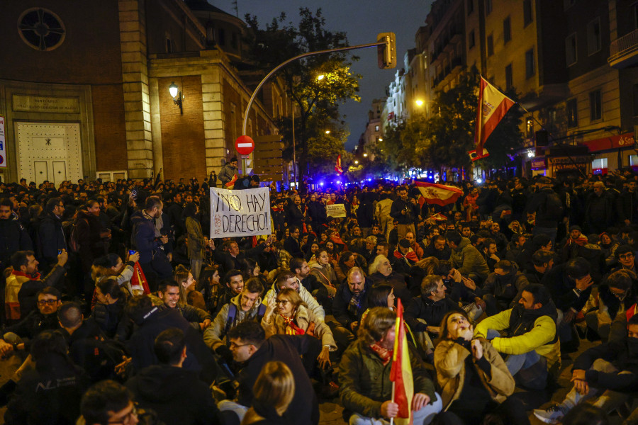 Unas 1.500 personas participan en la concentración contra la amnistía ante sede del PSOE