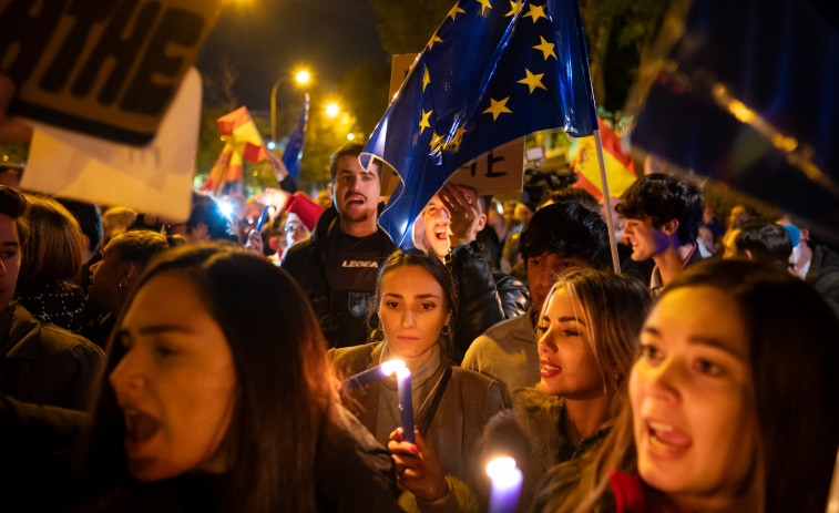 Decenas de personas piden a Europa que detenga la amnistía frente al Parlamento Europeo en Madrid