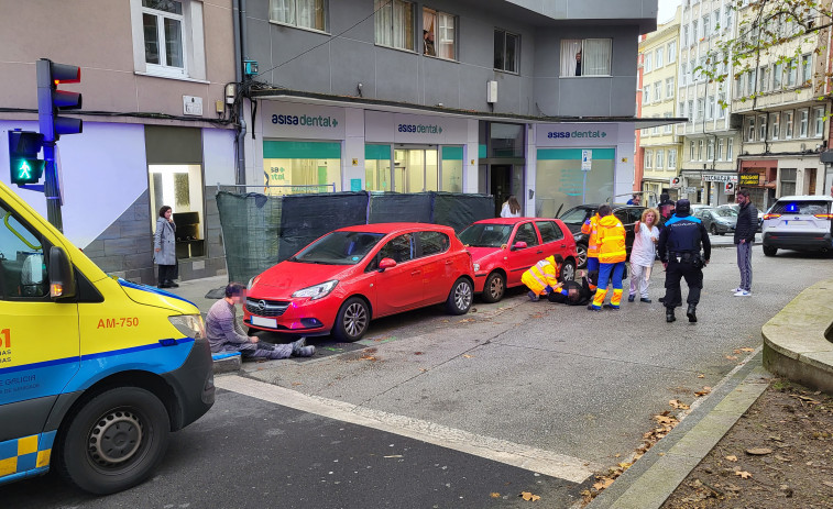 Un coche atropella a dos obreros en la acera de la plaza del Libro de A Coruña